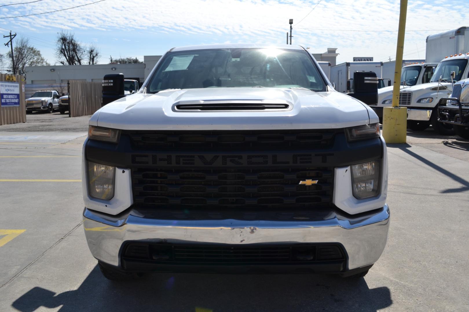 2020 WHITE /BLACK CHEVROLET 2500HD with an V8 6.6L GASOLINE engine, 6SPD AUTOMATIC transmission, located at 9172 North Fwy, Houston, TX, 77037, (713) 910-6868, 29.887470, -95.411903 - Photo#1